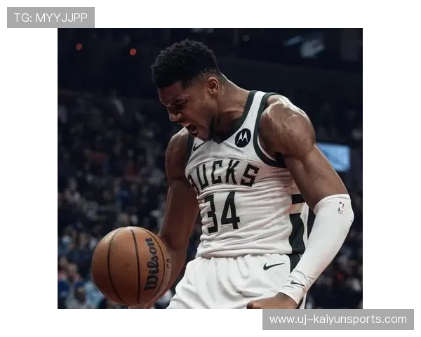 字母哥被拍与教练深夜讨论战术，认真面貌获赞